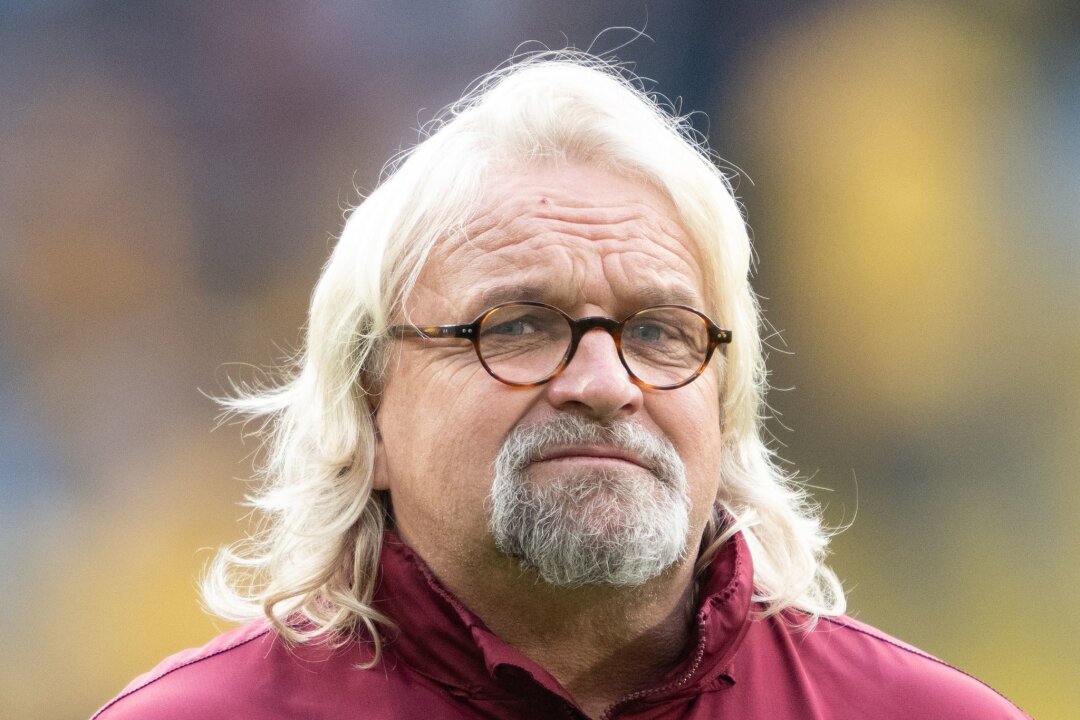 Dynamo-Coach Scholz: Was Kirsten sagt "ist Gesetz" - Heiko Scholz steht nach dem Spiel auf dem Feld.