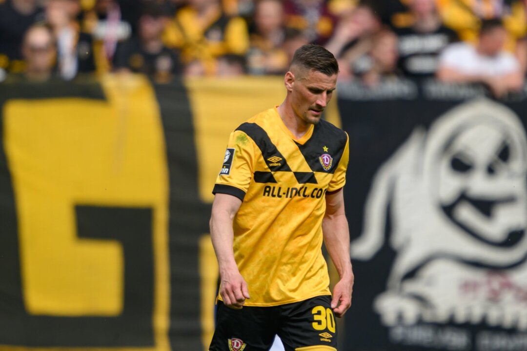Dynamo Dresden: Erneute Drohbriefe gegen Kapitän Kutschke - Dynamos Stefan Kutschke geht über das Feld. Erneut gingen Drohbriefe gegen ihn ein.