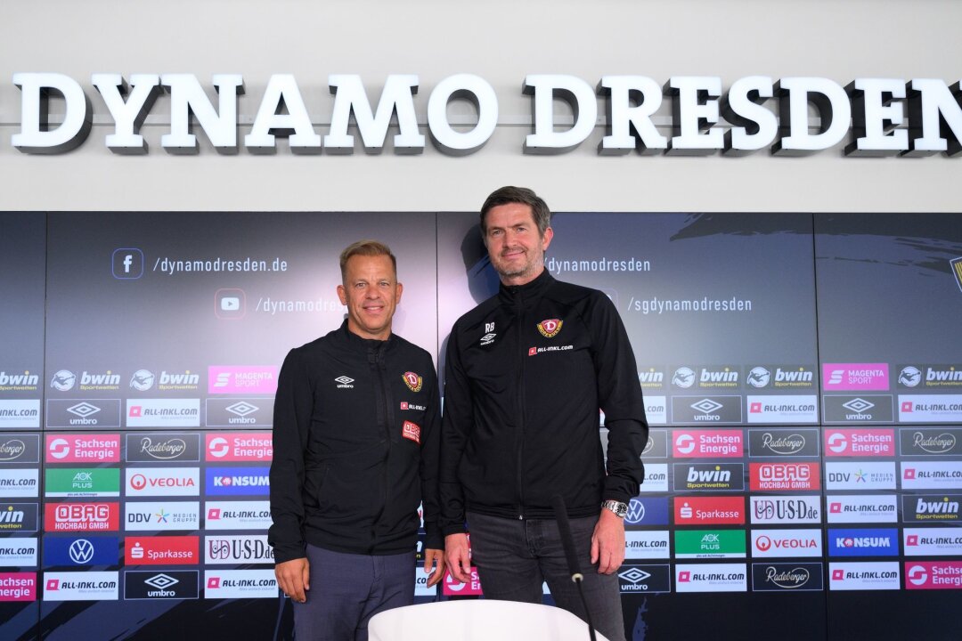 Dynamo Dresden trennt sich von Sportgeschäftsführer Becker - Markus Anfang (l), Trainer des Drittligisten SG Dynamo Dresden, steht auf dem Podium neben Ralf Becker.