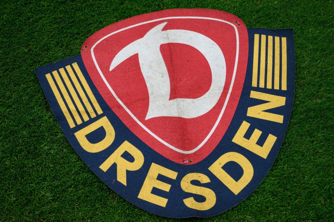Dynamo Dresden zieht ins Finale des Sachsenpokals ein - Blick auf das Dynamo Dresden Wappen.