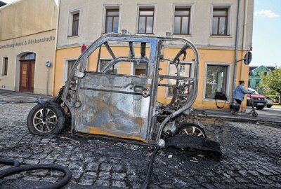 E-Auto in Meerane in Flammen - In Meerane brannte ein Elektroauto aus. Foto: Andreas Kretschel