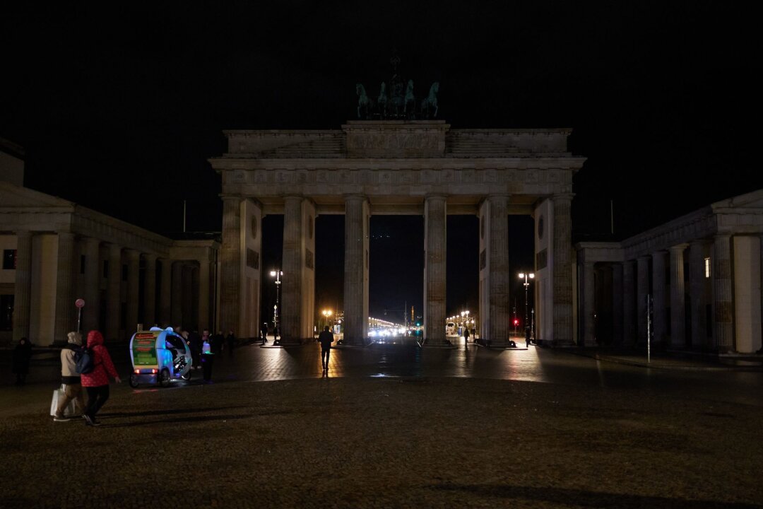Earth Hour: Eine Stunde Licht-Verzicht für das Klima - Berlin beteiligt sich an der weltweiten Aktion "Earth Hour" und schaltet das Licht am Brandenburger Tor aus.