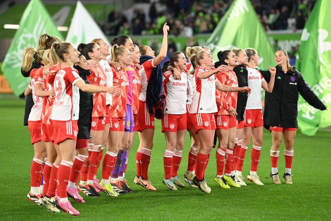 "Easy" zur Meisterschaft? Bayern-Spielerinnen feiern Sieg - Münchens Spielerinnen feiern den Sieg in Wolfsburg.
