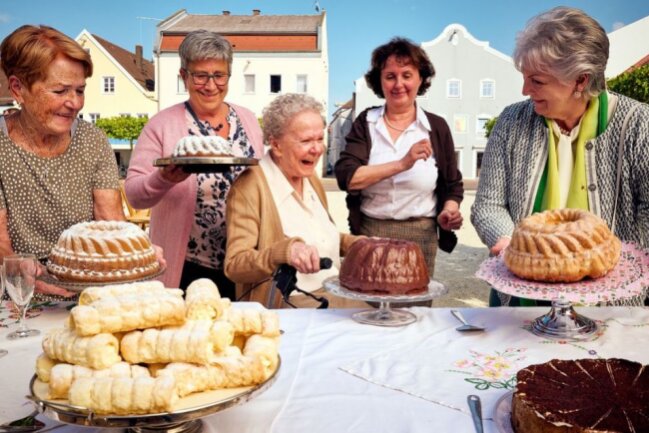 Oma Eberhofer (Enzi Fuchs, Mitte) hat Guglhupf gebacken - da ist die Welt in Niederkaltenkirchen noch einigermaßen in Ordnung. Aber bald schon wird auf den leckeren Kuchen geschossen ...