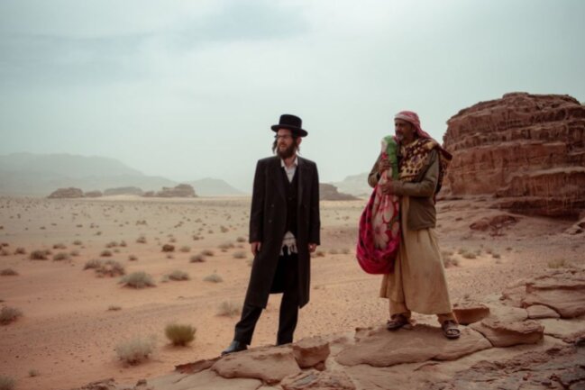 Da stehen sie mitten in der Wüste Sinai, ein Jude und ein Beduine - und jetzt? "Nicht ganz koscher" erzählt von einem außergewöhnlichen Roadtrip.