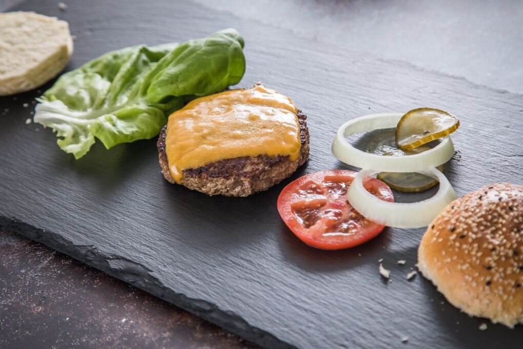 Edles Fleisch und Extras: 4 Merkmale eines Gourmet-Burgers - Elegant angerichtet und hohe Qualität: Ein Burger-Genuss.