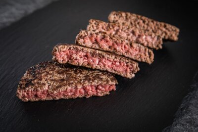 Edles Fleisch und Extras: 4 Merkmale eines Gourmet-Burgers - Medium gegart schmeckt frisches Hackfleisch am intensivsten.
