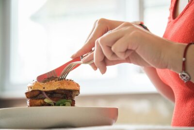 Edles Fleisch und Extras: 4 Merkmale eines Gourmet-Burgers - Mit den Händen oder mit Besteck: Burger essen soll Spaß machen.