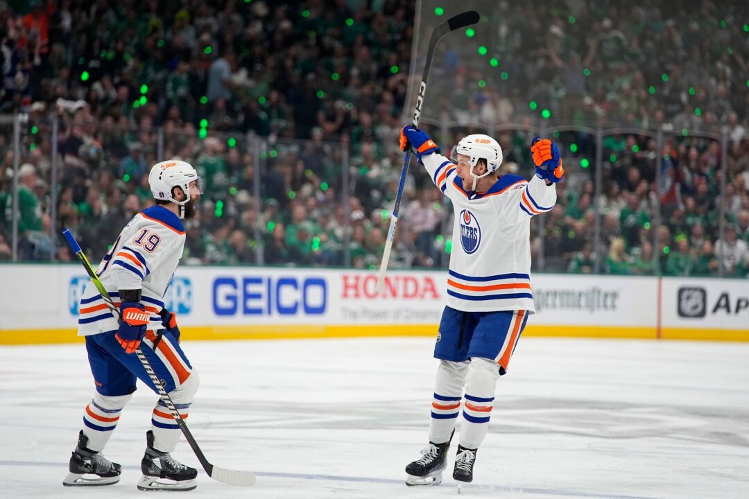 Edmonton Oilers fehlt noch ein Sieg zum Finaleinzug - Philip Broberg (r.) feiert seinen Treffer gegen die Dallas Stars in den NHL-Playoffs.