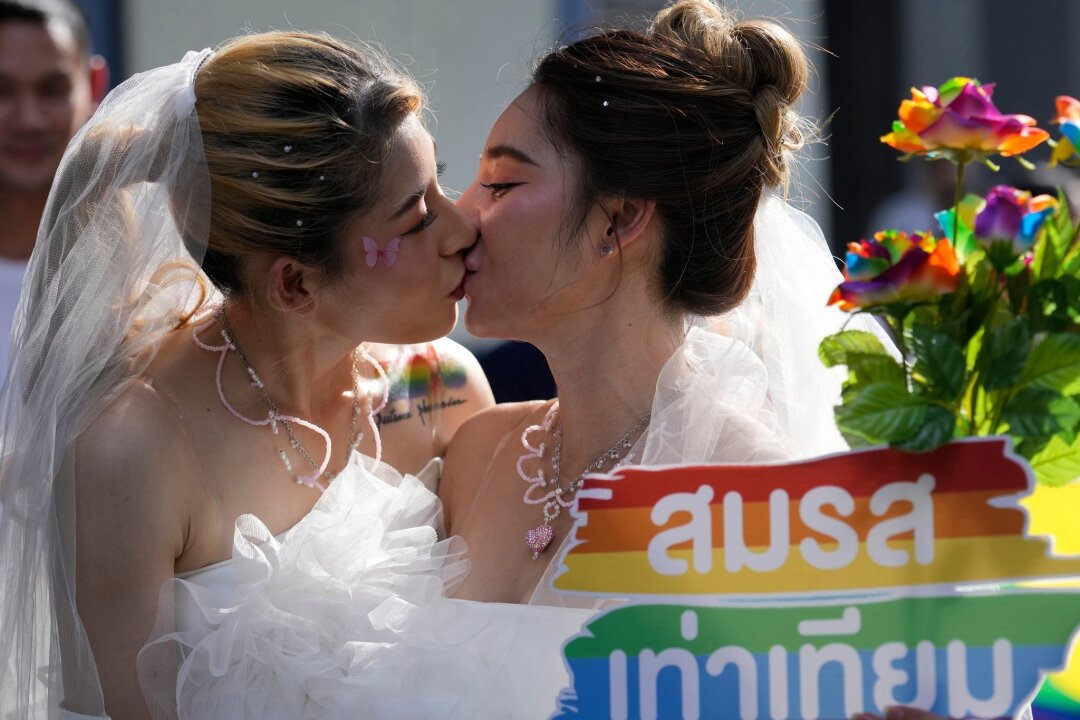 "Ehe für alle": Thailand nimmt wichtige Hürde - Bislang gibt es in Thailand ein Lebenspartnerschaftsgesetz, das aber keine vollen gesetzlichen Eherechte beinhaltet.