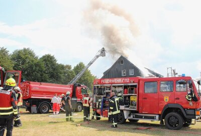 Ehemaliger Gasthof in Niederlauterstein brennt - Die Feuerwehren trafen im Minutentakt ein. Foto: Jana Kretzschmann
