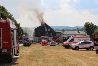 Ehemaliger Gasthof in Niederlauterstein brennt - Die Flammen loderten gefährlich. Foto: Jana Kretzschmann