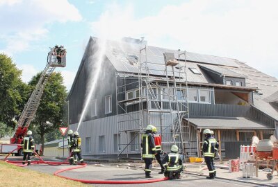 Ehemaliger Gasthof in Niederlauterstein brennt - Die Kameraden auf dem Weg zum Brandherd. Foto: Jana Kretzschmann