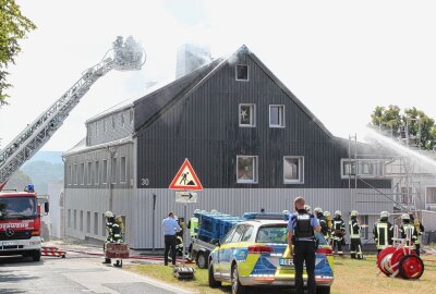 Ehemaliger Gasthof in Niederlauterstein brennt - Wasser aus allen Richtungen soll den Brand löschen. Foto: Jana Kretzschmann