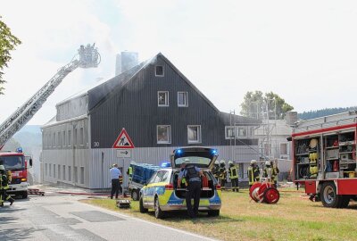 Ehemaliger Gasthof in Niederlauterstein brennt - Die Kameraden müssen Beachtliches leisten. Foto: Jana Kretzschmann