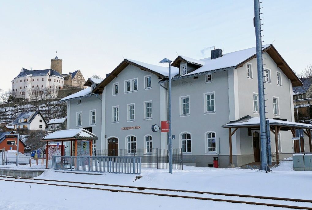 Im ehemaligen Bahnhofsgebäude von Scharfenstein, das sich am Fuße der Burg befindet, sind ab kommender Woche Corona-Schnelltests möglich. Foto: Andreas Bauer