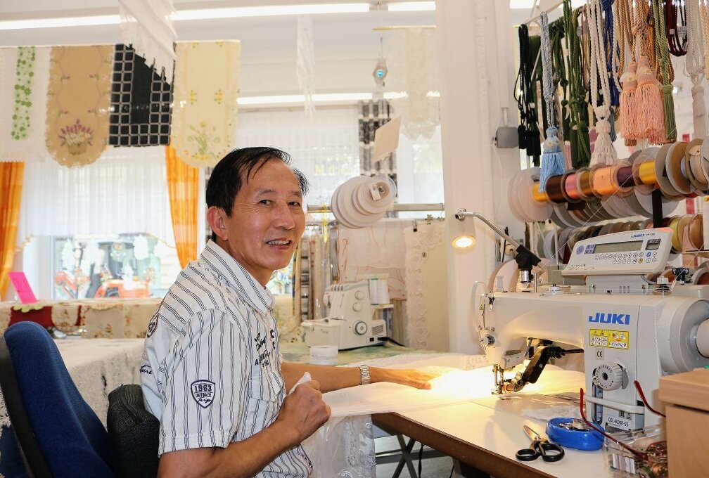 Ehemaliger vietnamesischer Gastarbeiter lebt in Zwickau seinen Traum - Nguyen Huu An liebt es, feine Stoffe in schöne Gardinen zu verwandeln. Foto: Ludmila Thiele