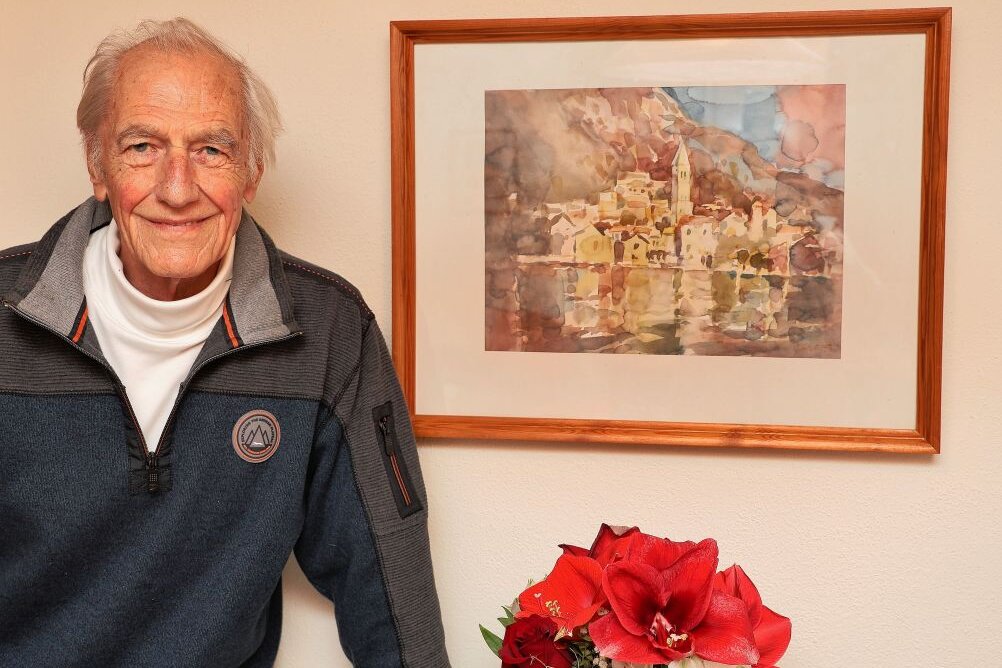 Ehemaliger Zeichenlehrer nimmt auch mit 90 noch gern Pinsel und Farbe zur Hand - Manfred Patzke malt auch jetzt noch gern und denkt über eine Ausstellung nach. Foto: Andrea Funke