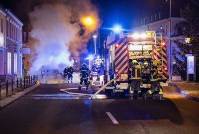 Ehrenfriedersdorf: Fahrzeug brennt auf B95 lichterloh - Auf der B95 brannte ein Fahrzeug. Foto: Bernd März