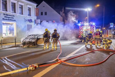 Ehrenfriedersdorf: Fahrzeug brennt auf B95 lichterloh - Auf der B95 brannte ein Fahrzeug. Foto: Bernd März