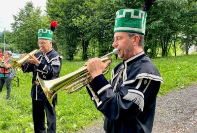 Ehrenhain in Bad Schlema besteht seit 25 Jahren - Zum Bergmannstag hat man sich das Gedenken an die zu Tode gekommenen Bergleute nicht nehmen lassen - auch Musiker waren dabei. Foto: Ralf Wendland