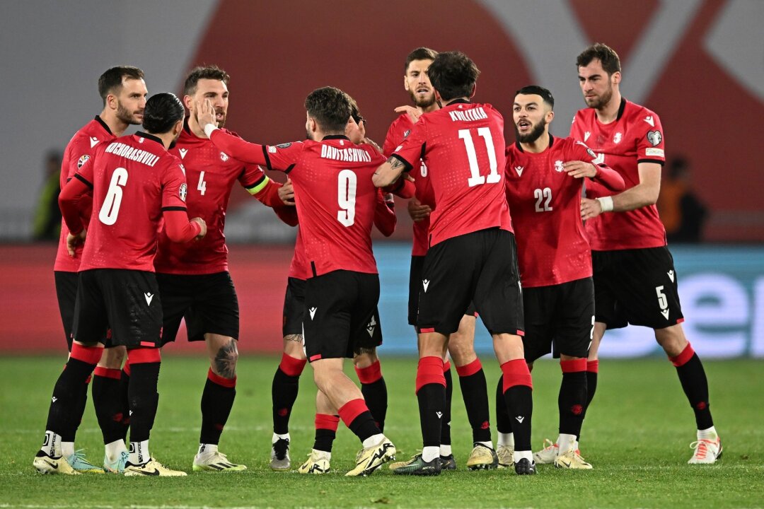 Ehrenorden für Georgiens "Helden" vorgeschlagen - Georgiens Spieler feiern nach dem Sieg im Elfmeterschießen die erstmalige EM-Qualifikation.