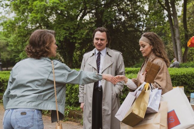 Die 80er-Jahre: Gerd Heidemann (Lars Eidinger) trifft Hitlers Cousine (Karin Johnson, links) in einem Bostoner Park. Seine Geliebte Edda Göring (Jeanette Hain) ist nicht erfreut.