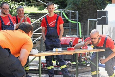 Ehrung der besonderer Art: Feuerwehr-Kamerad mit 74 Jahren noch aktiv im Dienst - Die Auslosung beim Sommerfest. Foto: Andrea Funke