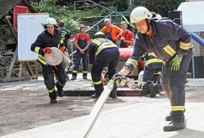 Ehrung der besonderer Art: Feuerwehr-Kamerad mit 74 Jahren noch aktiv im Dienst - Die FW Ottendorf beim Sommerfest Stein. Foto: Andrea Funke