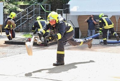 Ehrung der besonderer Art: Feuerwehr-Kamerad mit 74 Jahren noch aktiv im Dienst - Die FW Königshain-Wiederau beim Sommerfest. Foto: Andrea Funke