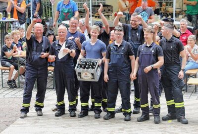 Ehrung der besonderer Art: Feuerwehr-Kamerad mit 74 Jahren noch aktiv im Dienst - Gewonnen hat die Wehr aus Topfseifersdorf. Foto: Andrea Funke