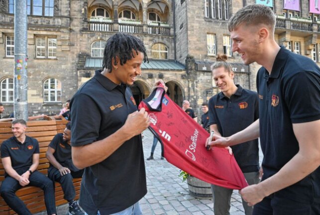 Die Chemnitzer Basketballer der Niners durften sich ins goldene Buch der Stadt eintragen. Foto: Andreas Seidel