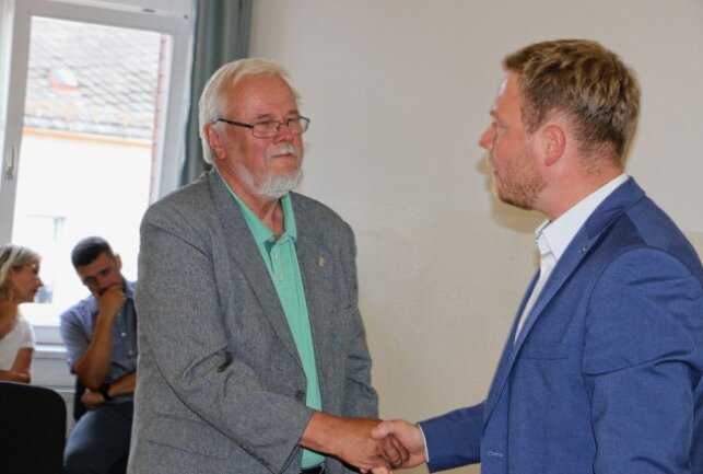 Hartmut Stolzenberger hatte die Silberne Nadel des Landessportbundes verliehen bekommen. Michael Pohl, Bürgermeister von Pausa-Mühltroff, gratuliert zu der Ehrung. Foto: Simone Zeh
