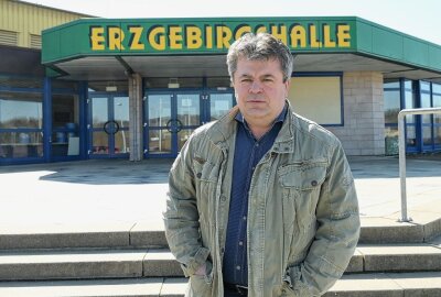 EHV Aue bedankt sich für die große Anteilnahme - Manager Rüdiger Jurke vor der Erzgebirgshalle in Lößnitz. Foto: Ralf Wendland