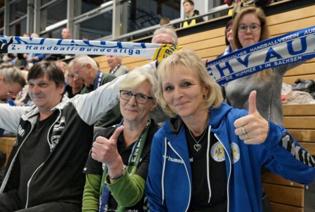 EHV-Aue-Fans unterstützen das Team auch auswärts - Petra Bärtl von Petras Reiseinsel in Aue (li.) und Katharina Haschick von Busreisen-Haschick in Schneeberg (re.) waren überwältigt von der Resonanz auf die Berlin-Fahrt und jetzt geht's nach Leipzig. Foto: Ralf Wendland