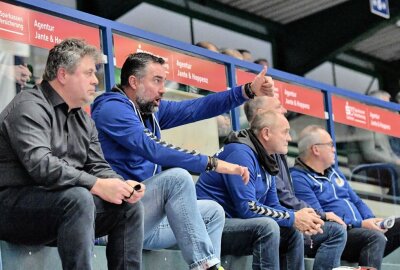 EHV Aue gewinnt Derby gegen Dessau - Auf der Tribüne links Manager Rüdiger Jurke und daneben Stephan Swat vom Trainer-Team. Foto: Ralf Wendland