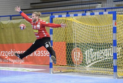 EHV Aue gewinnt Test knapp gegen Dukla Prag - EHV-Keeper Sveinbjörn Pétursson in Aktion. Foto: Ralf Wendland