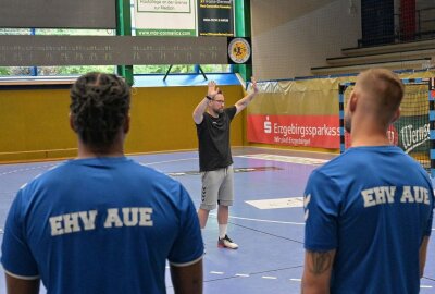 EHV Aue hat wieder begonnen mit dem Training - Der EHV Aue ist wieder ins Training gestartet - vorn Trainer Stephan Just. Foto: Ralf Wendland