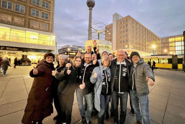EHV Aue holt Auswärtssieg in Berlin - EHV-Fans haben sich vorm Spiel in Berlin umgeschaut. Foto: Ralf Wendland