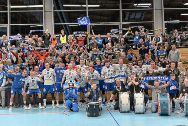EHV Aue holt Auswärtssieg in Berlin - EHV-Fans haben sich zusammen mit der Mannschaft über den Sieg gefreut. Foto: Ralf Wendland