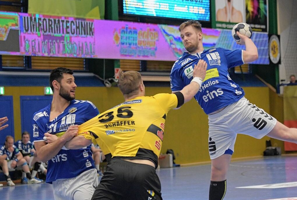 EHV Aue holt einen Punkt - Die Handballer des EHV Aue - am Ball Aki Egilsnes - haben gegen Coburg einen Punkt geholt. Foto: Ralf Wendland