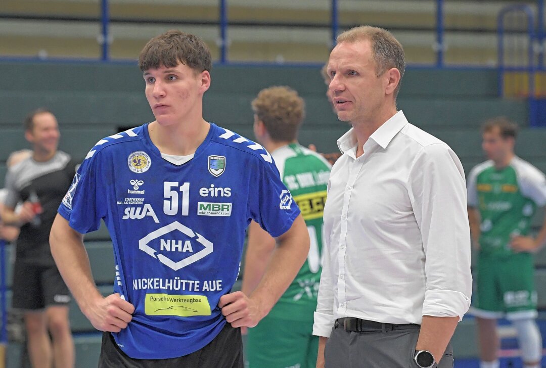 EHV Aue ist zurück in der 2. Handball-Bundesliga - Sören Lange, Geschäftsführer der Firma Secoserv (re.) ist neuer Hauptsponsor des EHV Aue - links Torben Lange, der zum Kader des EHV Aue gehört. Foto: Ralf Wendland