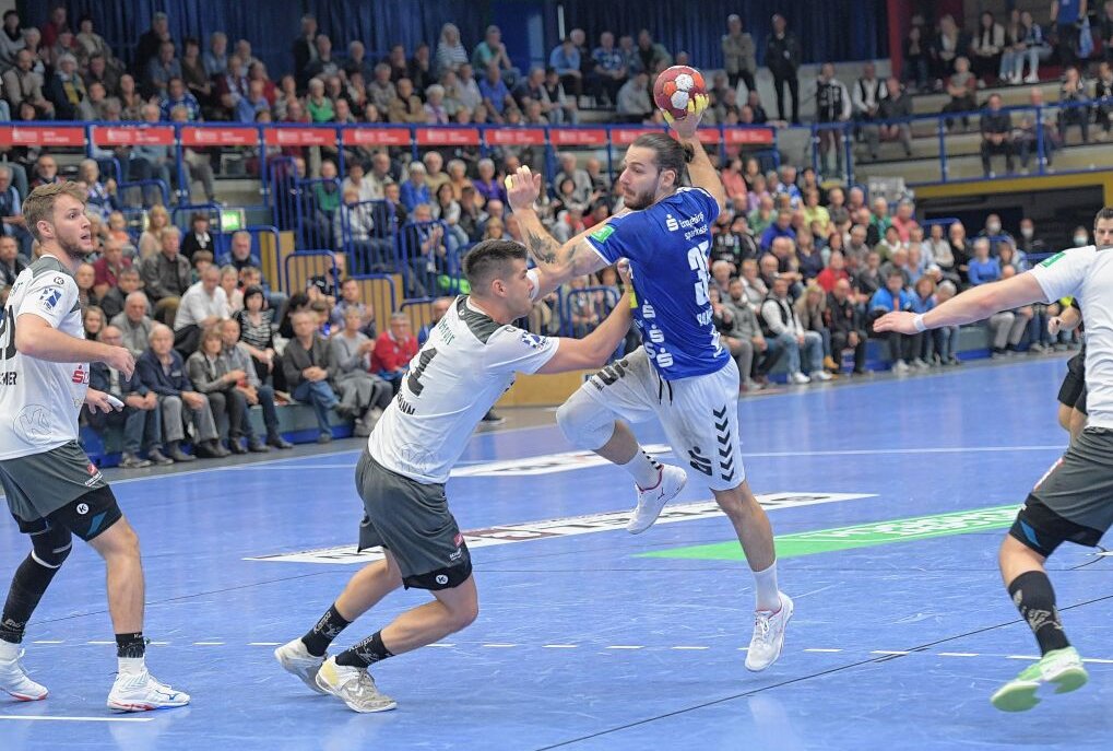Die Handballer des EHV Aue - am Ball Sebastian Paraschiv - treffen auswärts auf den HC Elbflorenz. Foto: Ralf Wendland