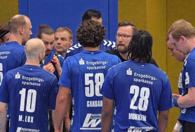 EHV Aue verliert Test gegen Oranienburg - Das Team um Trainer Stephan Just (Mitte) hat sich Oranienburg geschlagen geben müssen Foto: Ralf Wendland
