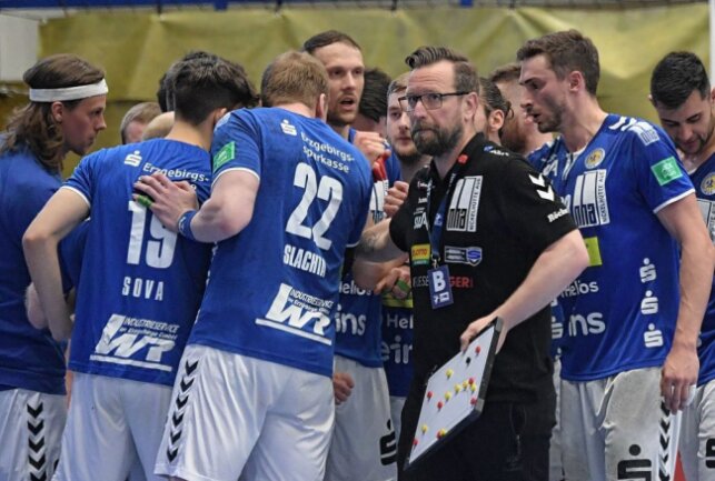 Der EHV Aue um Trainer Stephan Just (Mitte) hat gegen Rostock einen klaren Heimsieg erkämpft. Foto: Ralf Wendland