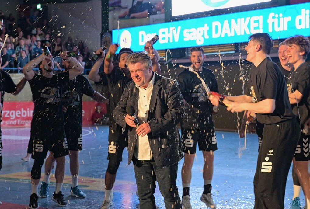 EHV-Manager Rüdiger Jurke hat seinen 60. Geburtstag gefeiert - Rüdiger Jurke (vorn Mitte) hat gestern seinen 60. Geburtstag gefeiert. Diese Sektdusche gab es bereits nachdem feststand, dass der EHV Aue den Wiederaufstieg in die 2. Bundesliga geschafft hat. Foto: Ralf Wendland