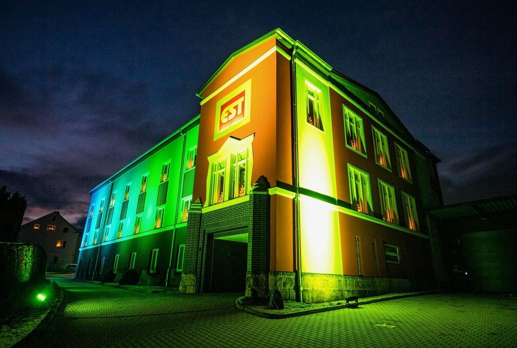 Eibenberg: Am dritten Advent findet das 5. Lichterfest statt - Das Gebäude der Firma EST leuchtet dieses Jahr in Grün und soll somit Hoffnung symbolisieren. Foto: Georg Ulrich Dostmann
