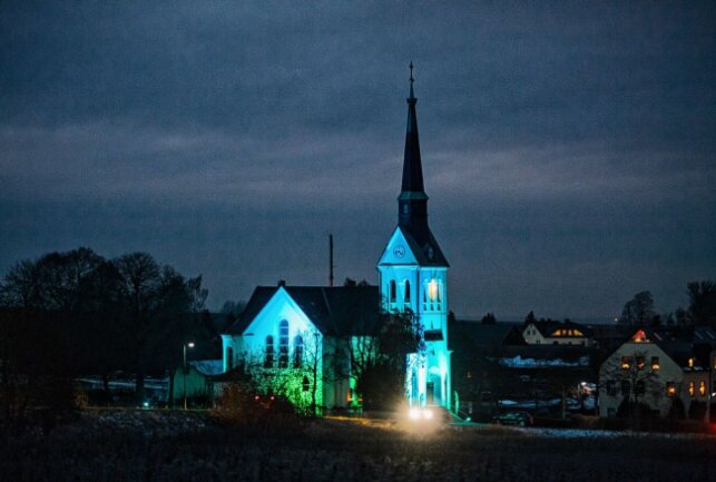 Eibenberg: Am dritten Advent findet das 5. Lichterfest statt - Auch die Eibenberger Kirche wird bunt leuchten. Foto: Georg Ulrich Dostmann