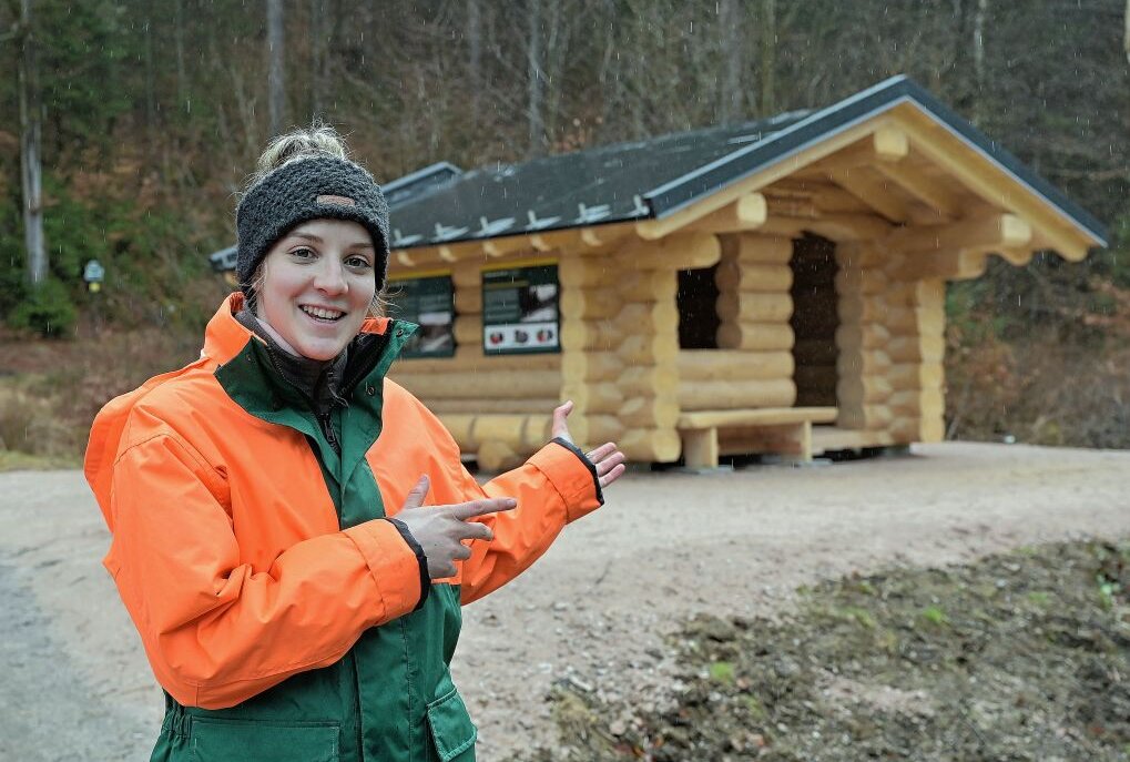 Eibenstock: Wanderschutzhütte ist offiziell übergeben - Forstinspektor-Anwärterin Anne Bohn vor der neuen Wanderschutzhütte. Foto: Ralf Wendland