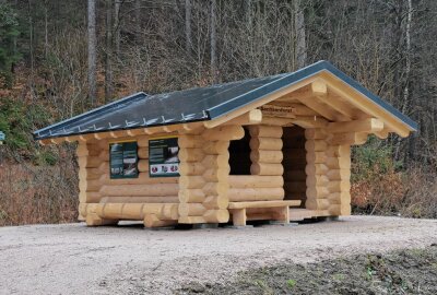 Eibenstock: Wanderschutzhütte ist offiziell übergeben - Unmittelbar neben der Rektorbrücke in Eibenstock ist eine neue Wanderschutzhütte aufgestellt worden. Foto: Ralf Wendland